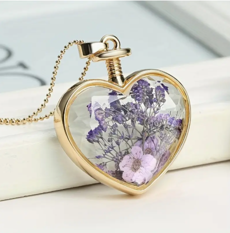 🌸 Exquisite Heart-Shaped Dried Flower Pendant Necklace – Elegant Pressed Floral Glass Charm with Gold Finish Chain