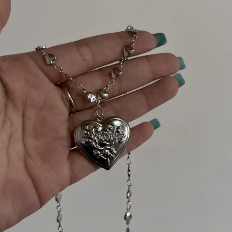 Romantic Heart Locket Pendant Necklace – Stainless Steel Silvery Keepsake with Openable Photo Frame Charm