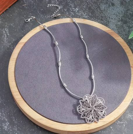 Vintage Silvery Hollow Flower Pendant Necklace – Elegant Lightweight Jewelry for Women
